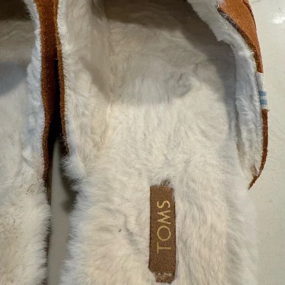 Toms suede moccasins with white fur insert size 9 women’s - Picture 6 of 7
